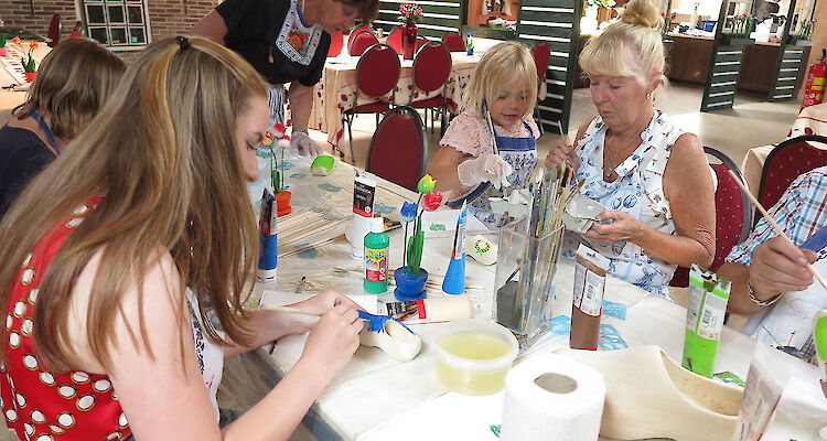 Workshop decorating wooden shoes (WLTH101)