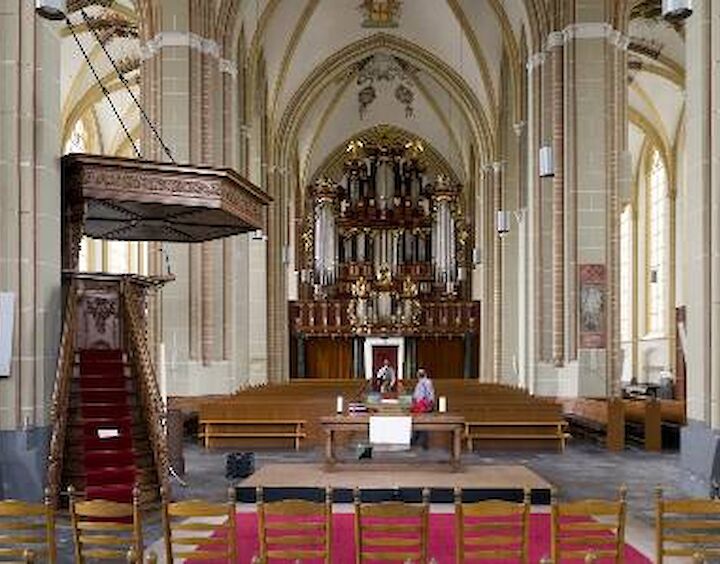 De Walburgiskerk en Librije